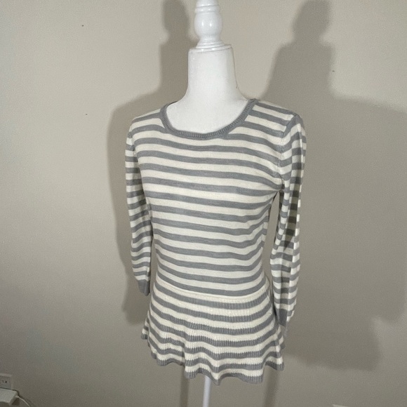 Metaphor sz sm sweater gray/ white back button accent - Picture 6 of 12